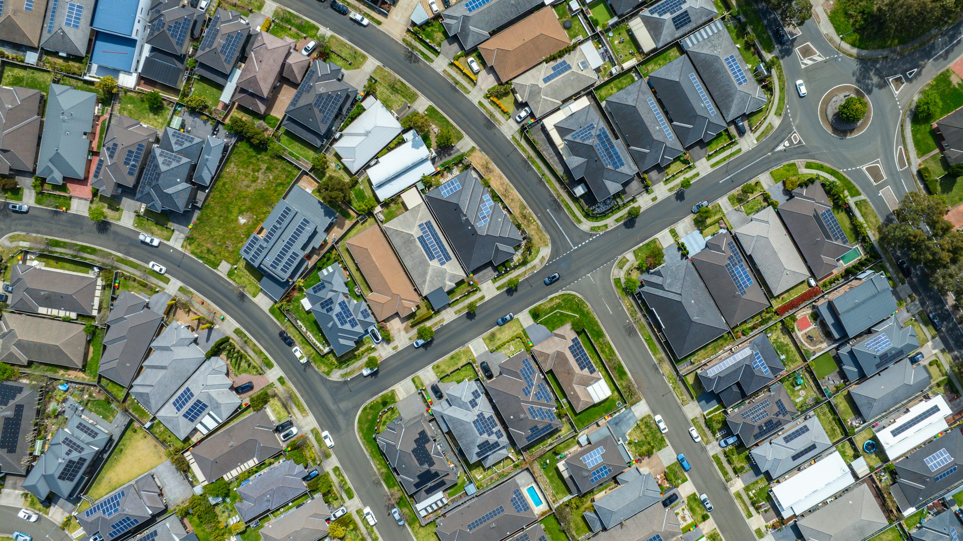 The energy transition from above: an Australian suburb of detached homes
